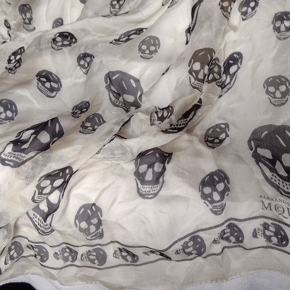 Alexander McQueen Black and White Skull Scarf - Picture 2 of 3